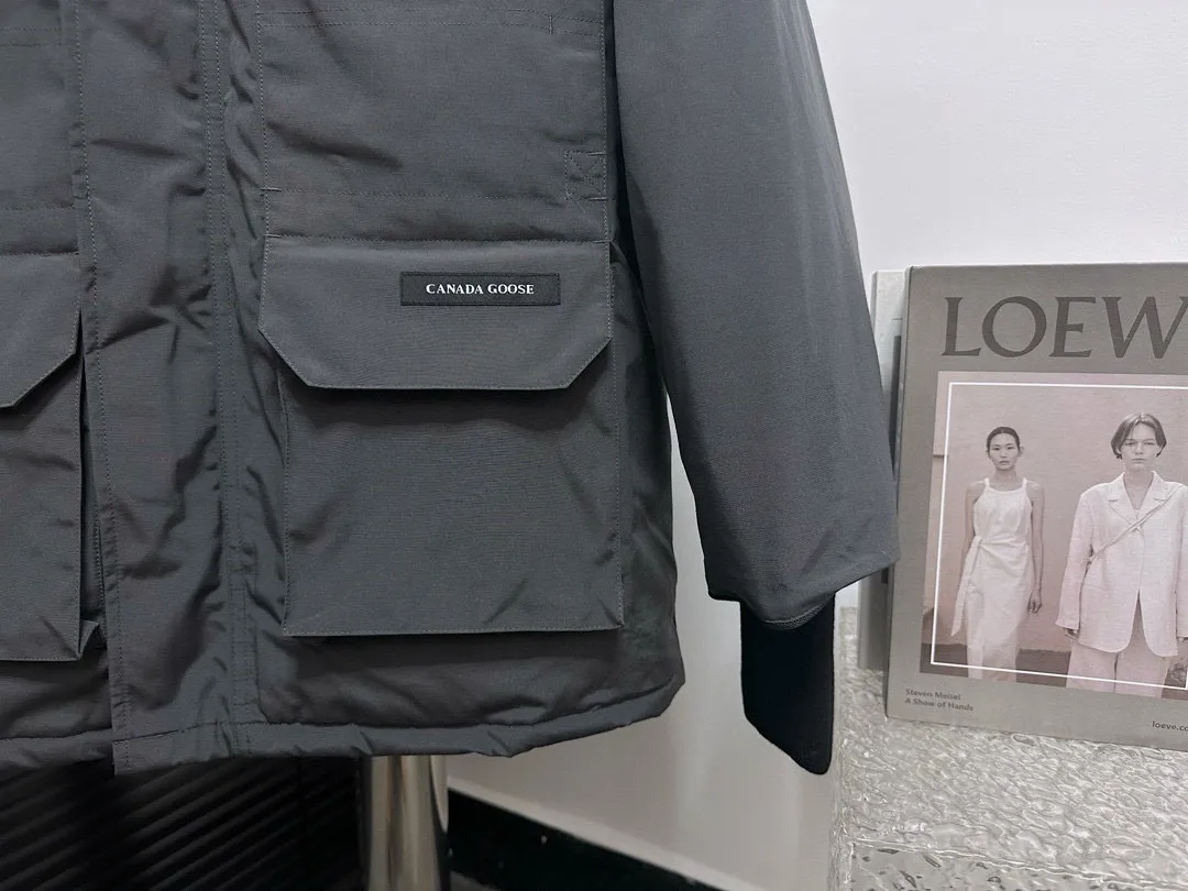 P780 top purchasing version graphite gray (wolf hair quality optional) 🇨🇦CANADA GOOES 24 new models 08/couple style Factory direct supply: supplying global purchasing agents, micro-business, entities, Tmall, high-end stalls and studio cooperation, free shipping! Canada Goose Expedition Parka 2008 is the same style for men and women. It is mid-length and the most timeless classic. All Arctic and Antarctic scientific expedition teams choose Canada Goose as their cold-proof equipment. It is the Rolls-Royce of down jackets. ➖ Industry-leading anti-counterfeiting chip sensing. ➖ Imported Behringer embroidery machines and customized embroidery labels, the highest level and industry leading. ➖ Imported Korean 21-count polyester-cotton blended original fabric, TC85 waterproof coated fabric, water-repellent, windproof and wear-resistant. ➖ The new national standard 80 white duck down is filled with an average of 520 grams of down. The amount of down filled is industry-leading. ➖ 100% nylon lining with double double-layer sealing design to prevent velvet running, and seamless thread design on the cuffs! ➖ Western Canadian Green Wolf Collar. ➖ Yoshida YKK provides original factory-customized electroplated sliders. YKK two-way lockable zippers are tight and smooth and do not peel off paint. ➖ 3M composite Velcro is durable and the accessories and hardware are all custom-made. Note: Our copywriting is only simple and clear. Instead of bragging about the copywriting, it is better to compare and understand with samples. Only for the purest goose, the most dedicated, the most professional, the highest quality, the highest cost performance!  Size:XS-XXL
